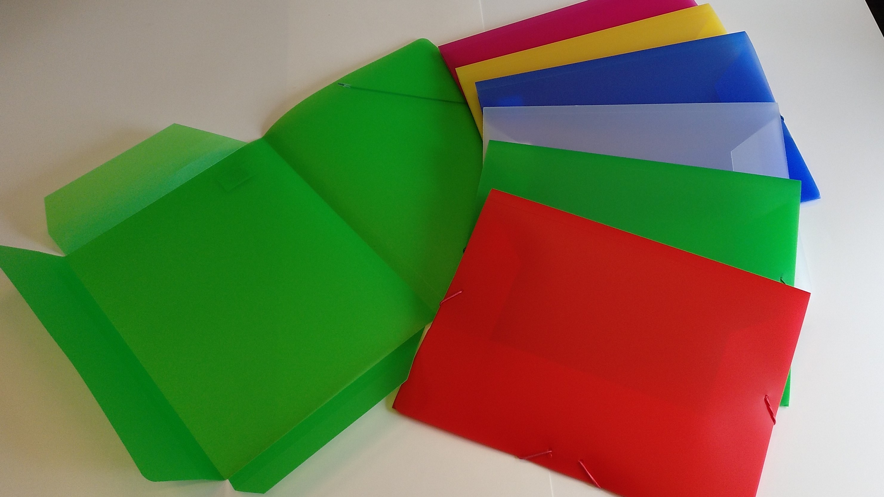 Producto:  Carpeta solapas folio Colores Translúcidos